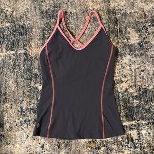 Workout tank with built in shelf bra